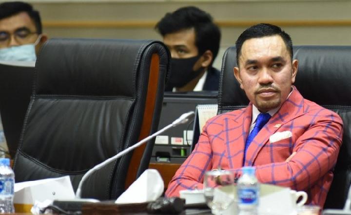 Desakan Senayan Ke Polri Dan OJK Wakil Ketua Komisi III Ahmad Sahroni. Foto : Ist