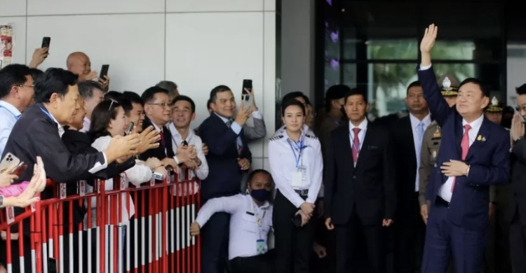 Eks PM Thailand Thaksin Shinawatra Pulkam, Pendukung Rela Nginap Di Area Bandara Foto : Ist