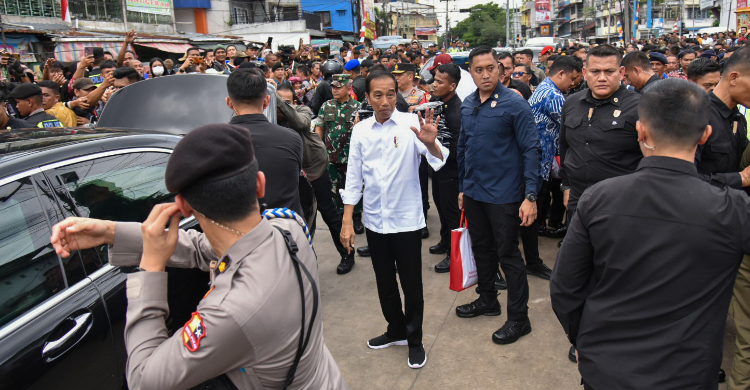 Elnino Mengancam Presiden Jokowi saat berada di Pasar Tradisionsl Sukaramai Medan. Foto : Setpres