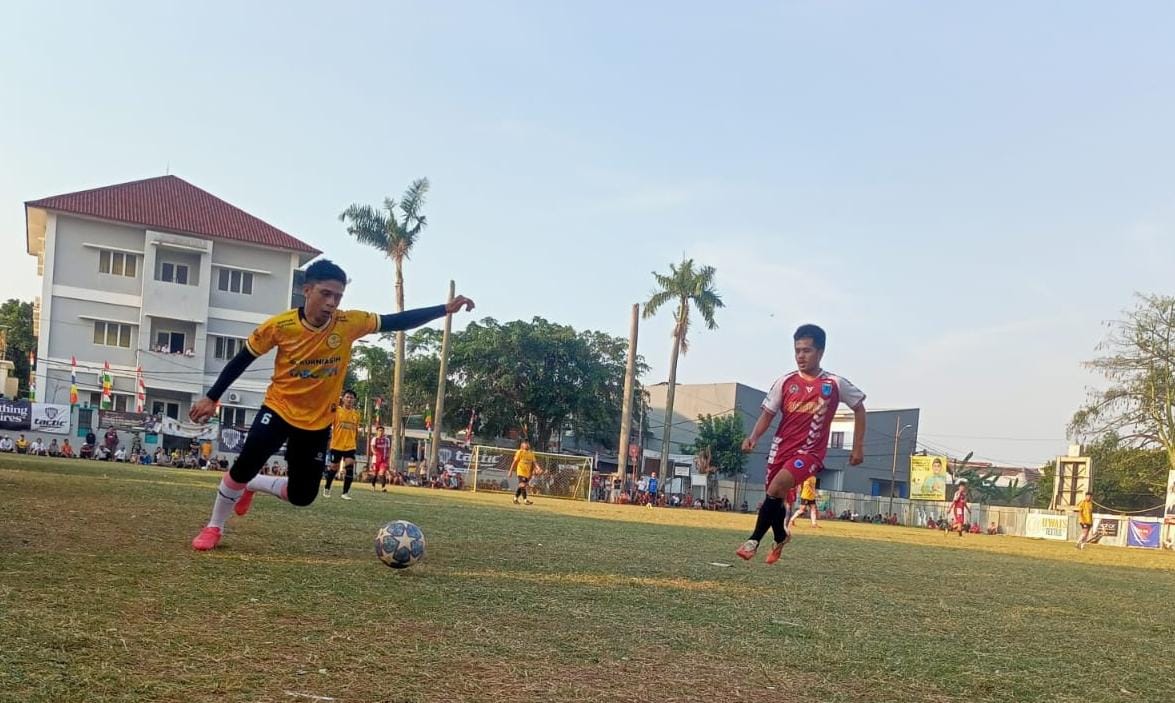 Forkabi & Persipoja Rekrut Legiun Asing, Mahbub FC Benamkan Lapiko Gelandang Mahbub FC, Anthrax mencoba menendang bola.(Foto: Red/tangselpos.id).