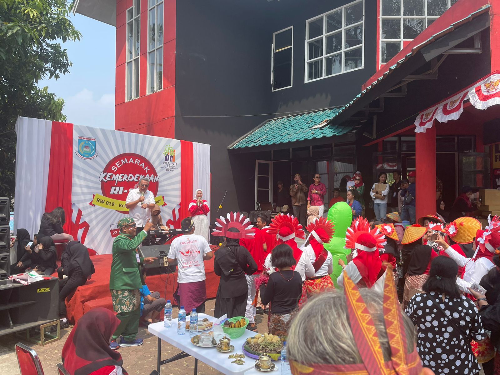 Hadiri Karnaval Kemerdekaan, Benyamin Ikut Bernyanyi Bersama Warga. Foto : Mg/Ihklas