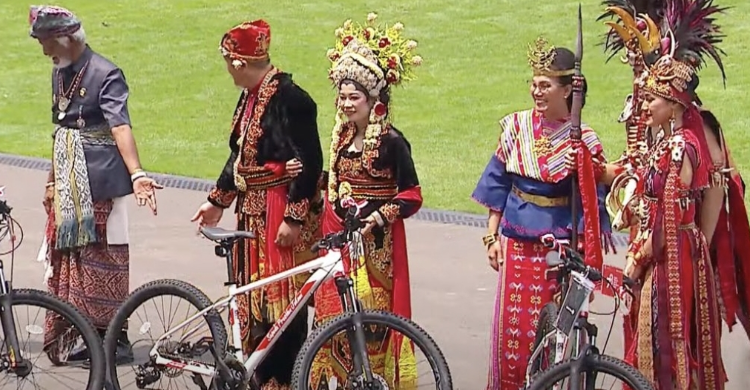 Happy Dapat Sepeda Dari Jokowi Foto : Ist