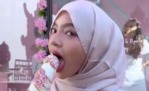 Hari Ini, Oklin Fia Diperiksa Terkait Konten Jilat Es Krim Oklin Fia. (Ist)