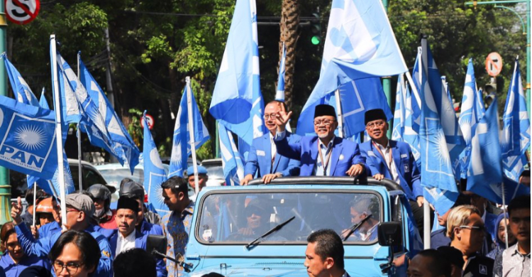 Hari Ini PAN Ultah Seperempat Abad, Zulhas: Lagi Semangat-semangatnya Ketum PAN Zulkifli Hasan saat menyapa simpatisan nya. Foto : Ist