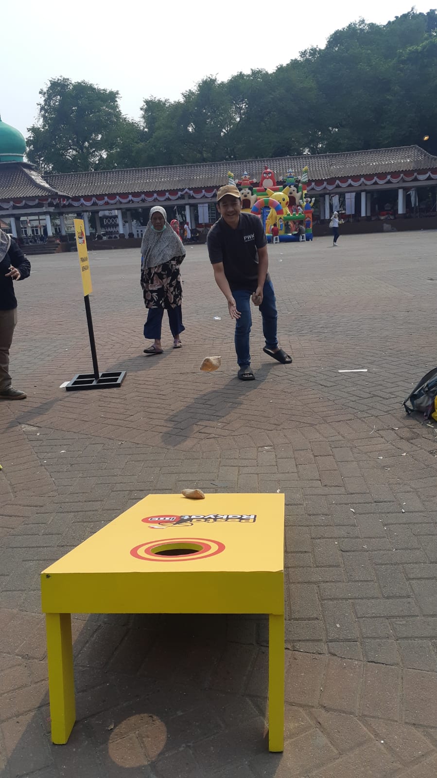 IM3 Turut Lestarikan Tradisi 17-an Pengunjung mencoba permainan yang telah disiapkan dalam acara Pesta Rakyat IM3 yang digelar di Alun-alun Barat, Kota Serang, Sabtu (19/8/2023).(Istimewa)