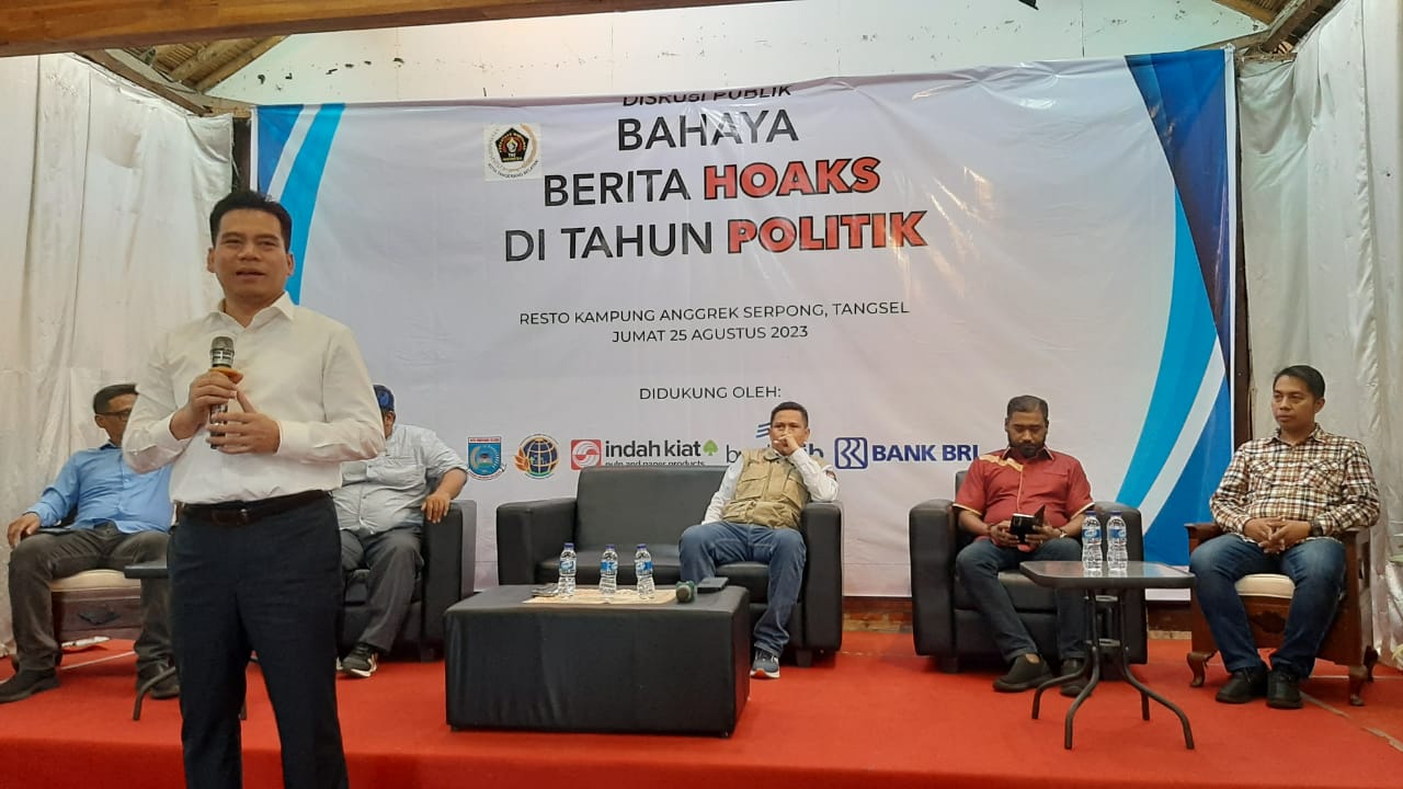 Jelang Tahun Politik 2024, PWI Tangsel Gelar Diskusi Publik Tentang Berita Hoaks Kadis Kominfo Kota Tangsel TB Asep Nurdin menjadi salah satu narsum dalam diskusi tersebut. Foto : Ist