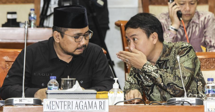 Jemaah Haji Lansia Terus Naik, Kemenag Perkuat Lini Layanan Dirjen Penyelenggaraan Haji dan Umroh Hilman Latief (kanan) bersama Menteri Agama Yaqut Cholil Qoumas saat Rapat Kerja dengan Komisi VIII DPR, Rabu (17/5). Foto: Ist