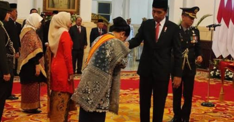 Jokowi Anugerahkan Bintang Adipradana Kepada Iriana Dan Para Tokoh Nasional Foto : Ist