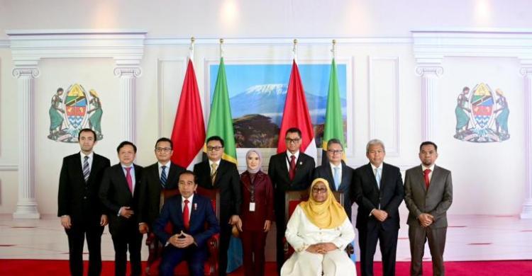 Jokowi Ingin Tingkatkan Kerja Sama Energi Di Tanzania Lewat Pertamina Presiden Jokowi berfoto bersama Presiden Tanzania Samia Suluhu didampingi jajaran direksi BUMN. Foto: Setpres