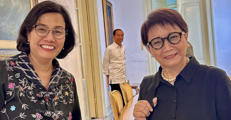 Jokowi Jadi Photobomb, Sri Mul: Saya Dan Retno Seperti Anak Sekolah Bandel Ya.. Foto : Ist