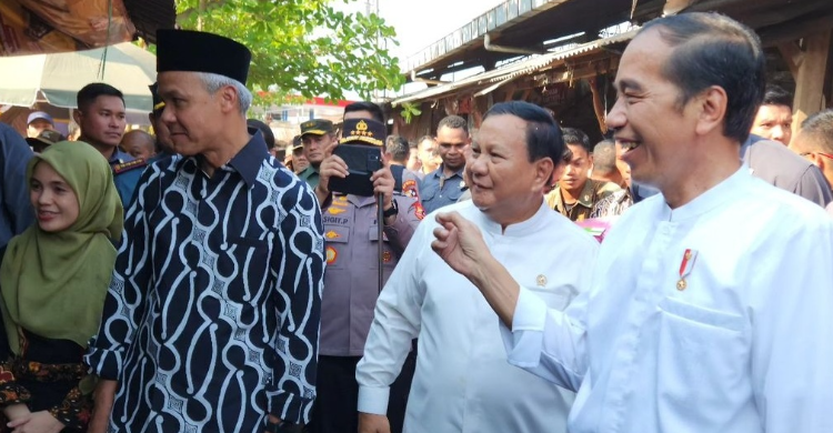 Jokowi Tunjuk-Tunjuk Ganjar Di Depan Prabowo Saat Berkunjung Ke Pasar Pekalongan Foto : Setpres