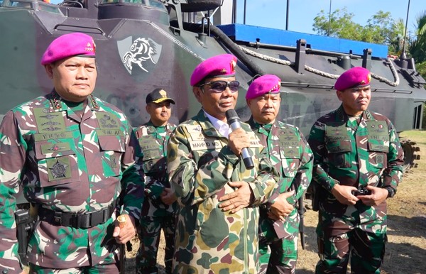 Kabasarnas Tersangka, Mahfud 100 Persen Percaya TNI Menko Polhukam Mahmud MD (pegang mic) saat memberikan konferensi pers. Foto : Ist