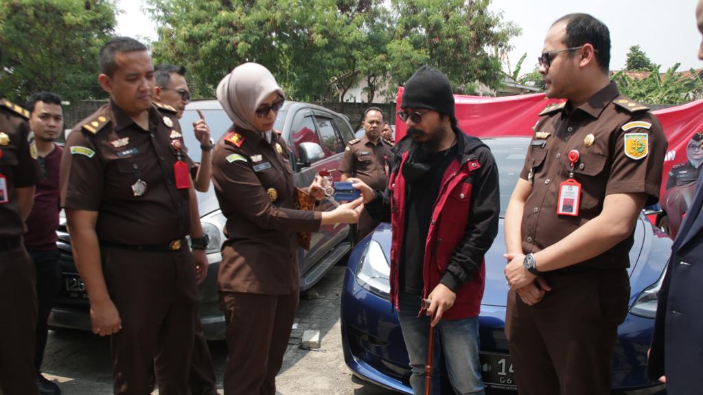 Kejari Tangsel Serahkan Mobil Mewah dan Barang Bukti Lain Kasus Indra Kenz Foto : Ist