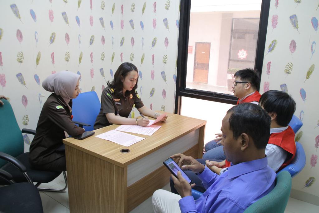 Kejari Tangsel Terima Tersangka dan Barang Bukti Perkara Investasi Robot Trading Net89 Foto : Ist