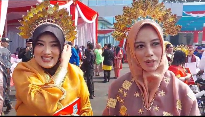 Kenakan Pakaian Adat Khas Bugis Modern, Istri Wakil Wali Kota Tangsel Tampil Menawan di Hari Kemerdekaan Foto : Ist