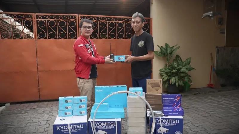 Ketua Lingkungan Di Rempoa Dapat CCTV & HT Gratis Untuk menjaga keamanan lingkungan Rempoa, bakal dipasangi CCTV yang diberikan cuma-cuma dari parpol.(dra)