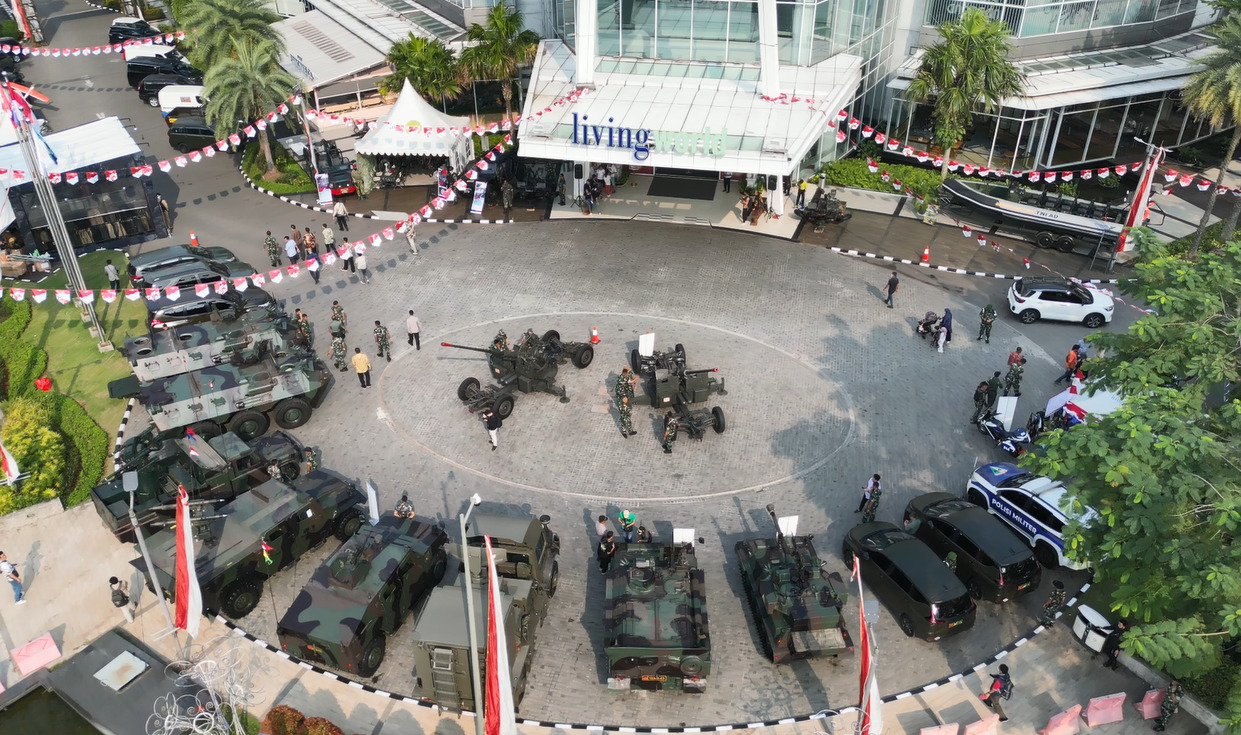Living World Dikepung Kendaraan Tempur Ist.