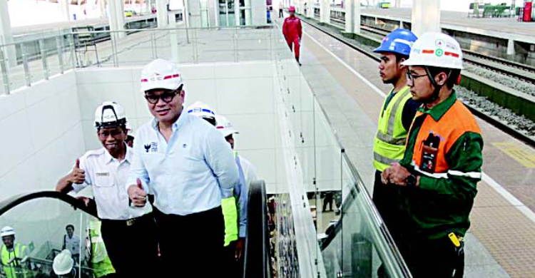LRT Akan Terkoneksi Dengan Bandara Wamen BUMN I Kartika Wirjoatmojo saat meninjau proyek stasiun Halim. Foto : Ist