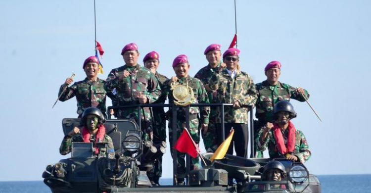 Mahfud MD Sandang Warga Kehormatan Korps Marinir Menko Polhukam Mahfud MD (no 2 dari kanan berdiri) Foto : Ist