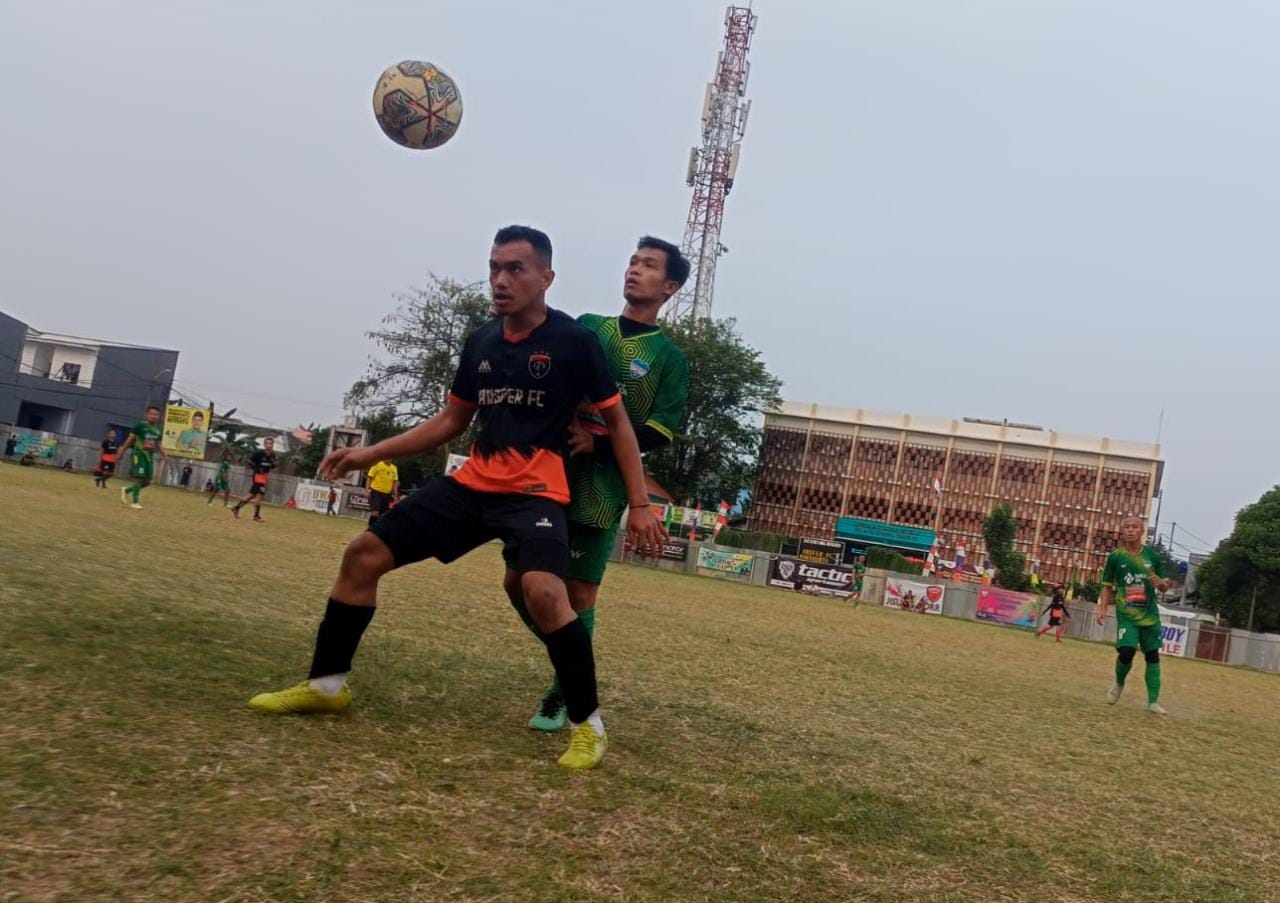 Marabunta Tembus 16 Besar, Denis Vs Please Perang Bintang Bek Marabunta FC, Mardian (belakang) mengawal ketat pemain Ansper FC.(Foto: Red/tangselpos.id).