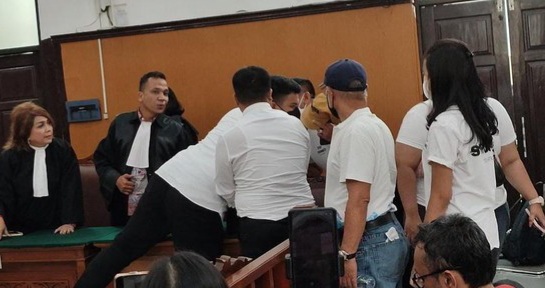 Momen Shane Lukas Peluk Ayahnya Usai Dituntut 5 Tahun Penjara Foto : Ist