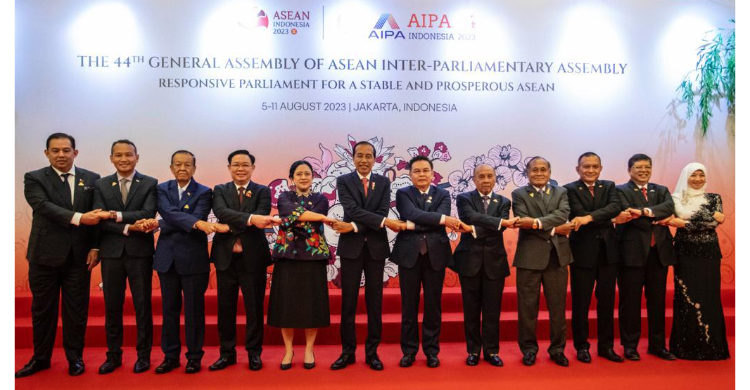 Negara Alami Konflik Global, Jokowi Nyalakan Alarm Lagi Presiden Jokowi bersama Ketua DPR Puan Maharan dan sejumlah ketua parlemen anggota ASEAN Inter-Parliamentary Assembly (AIPA), usai pembukaan Sidang Umum ke-44 AIPA. Foto : Ist