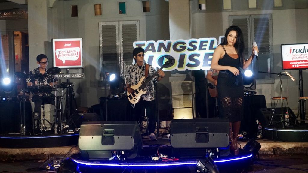 Panggung Tangsel Noise Digoyang Bandits Music Project Aksi memukau Bandits Music Project dalam acara Tangsel Noise di Kafe Omblek, Rawa Buntu, Serpong.(dra)