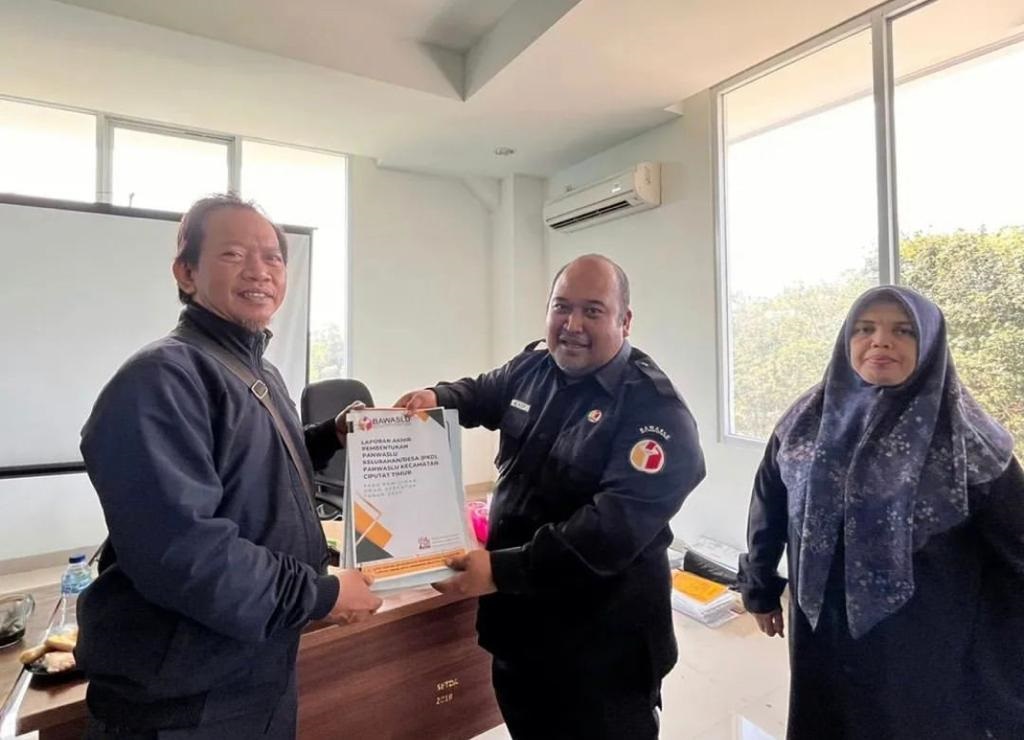 Panwascam Laporkan Pembentukan PKD Ke Bawaslu Bawaslu Kota Tangsel terima laporan dan berkas pembentukan PKD pada Rabu (2/8).(dra)