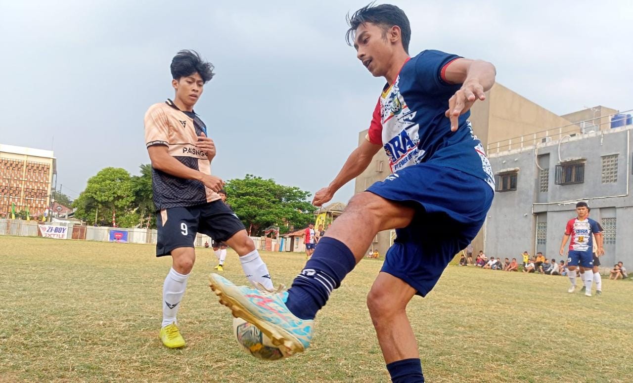 Passing FC Jungkalkan Setwan Tangsel, Pertarungan Putaran Dua Dimulai Gelandang Setwan Tangsel, Fahmi mengontrol bola. Setwan Tangsel harus mengakui ketangguhan Passing FC, 1-0.(Foto: Red/tangselpos.id).
