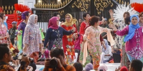 Pecah! Jurnalis Perempuan Dapat Standing Applause Di Catwalk Istana Berkebaya Foto : RM