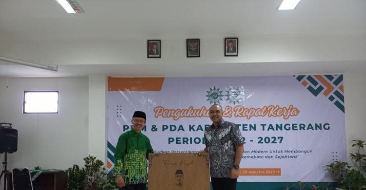 Pengukuhan PDM Tangerang Bupati Tangerang Ahmed Zaki Iskandar (kanan) menerima dan Ketua Pimpinan Daerah Muhammadiyah Tangerang Suhardi. Foto : Ist