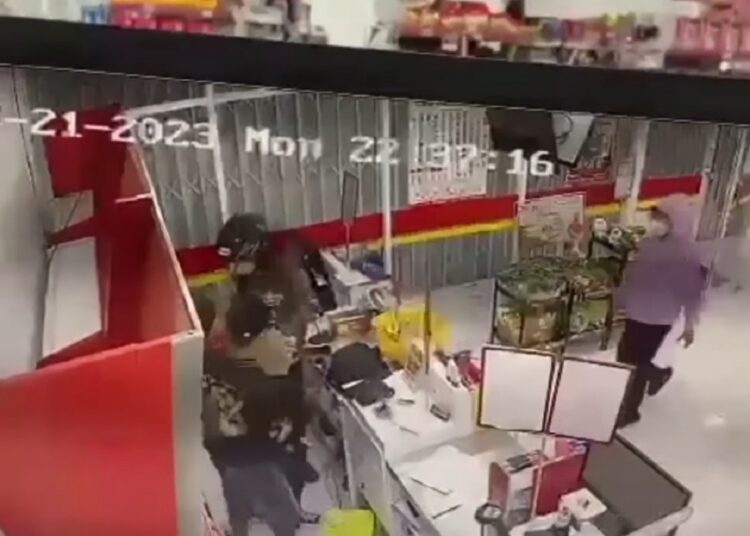 Perampok Minimarket Di Pondok Aren, Berhasil Bawa Kabur Uang Dan Rokok Foto : Ist