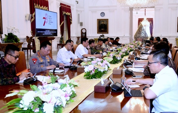 Perbaikan Kualitas Udara, Pj Gubernur Banten Al Muktabar: Ganjil-Genap Diperluas Hingga Tangerang Pj Gubernur Banten Al Muktabar saat mengikuti rapat terkait polusi yang dipimpin Presiden Jokowi di Istana Merdeka. Foto : Istv