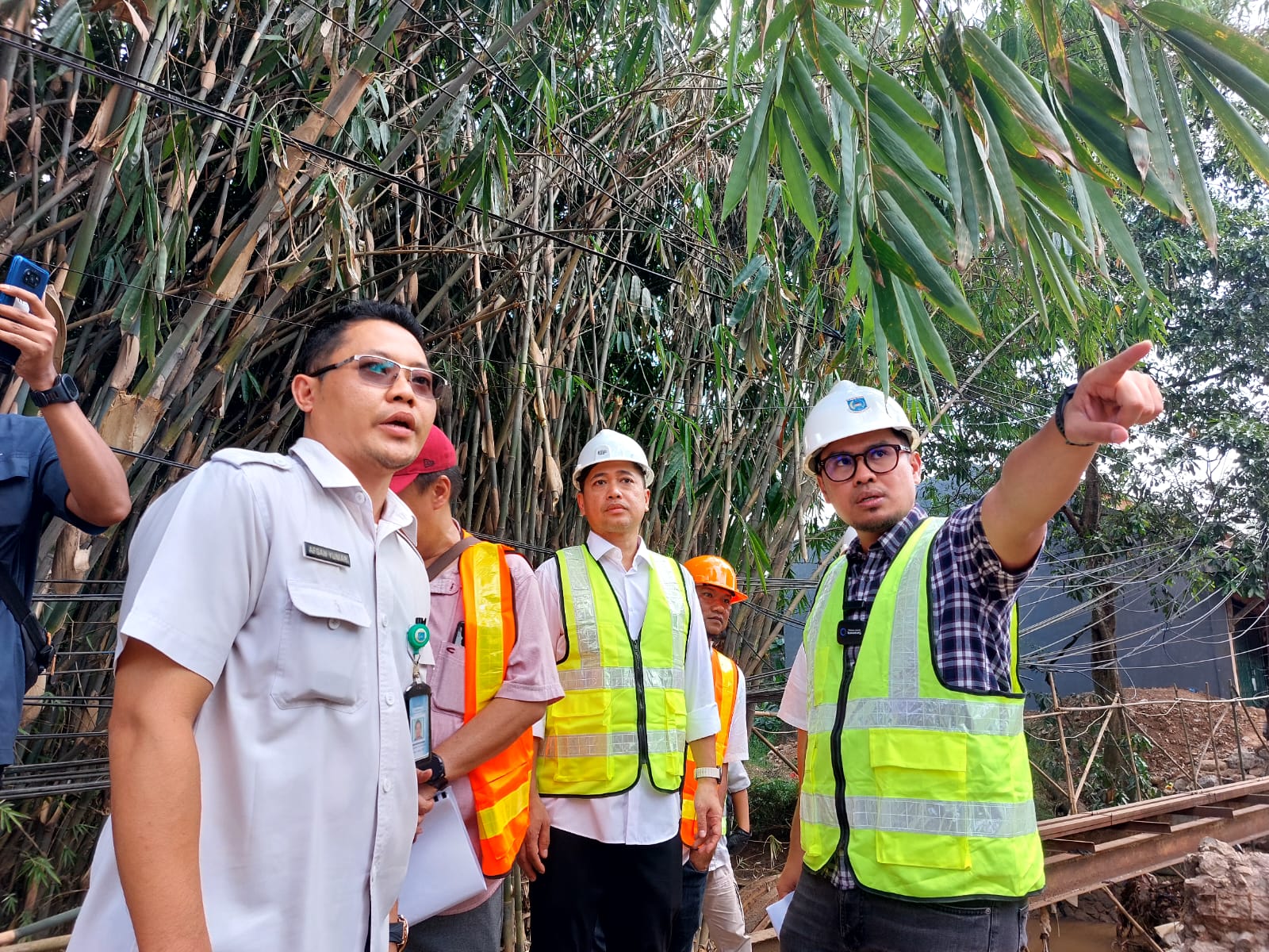 Pergoki Adanya Pembakaran Sampah di Pondok Kacang Barat, Pilar Tegur Pemilik Lapak Foto : Ist