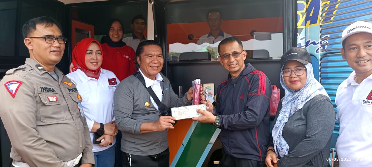 Permudah Bayar Pajak, Pemprov Banten Hadirkan Samsat Keliling Di Kegiatan Masyarakat Foto : Humas Pemprov