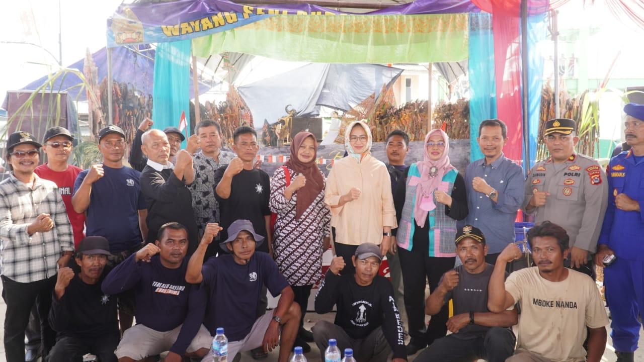 Pesta Nelayan, Airin : Pentingnya Kolaborasi untuk Tingkatkan Kesejahteraan Masyarakat Labuan Airin Rachmi Diany saat menghadiri Pesta Laut atau Tasyakuran Nelayan Teluk Labuan, di Kabupaten Pandeglang, Minggu (6/8). Foto : Ist