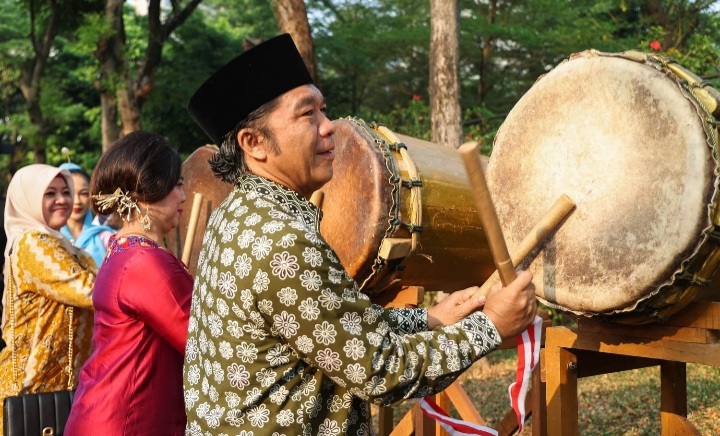 Pj Gubernur Banten Al Muktabar Melepas Parade Budaya Kota Tangerang Selatan 2023 Foto : Ist