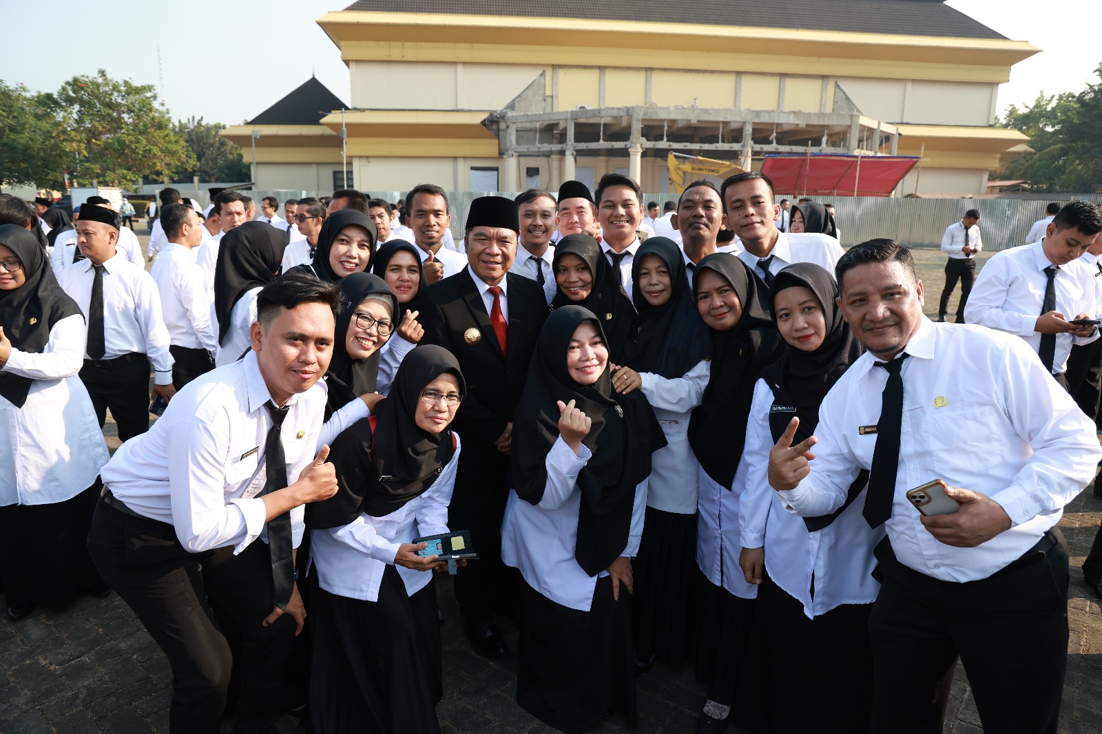 Pj Gubernur Banten Al Muktabar Serahkan 602 SK Pengangkatan PPPK Foto : Pemprov Banten