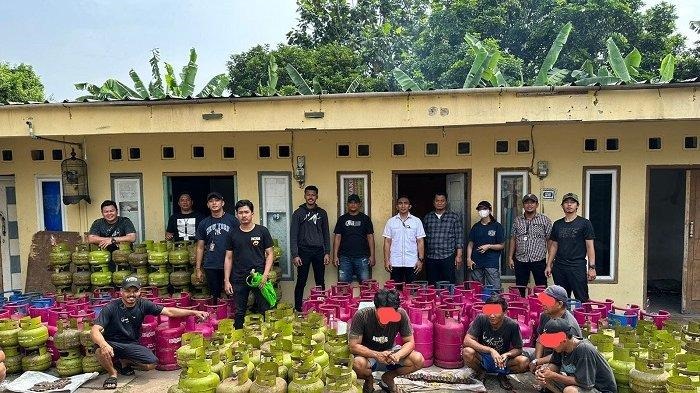 Polda Bekuk Pengoplos Gas Di Ciputat Direktorat Reserse Kriminal Khusus Polda Metro Jaya membongkar praktik pengoplosan gas bersubsidi 3 kg ke dalam tabung gas 12 kg di wilayah Depok dan Kota Tangerang Selatan (Tangsel). Sebanyak 8 orang diamankan terkait kasus tersebut.(dra)
