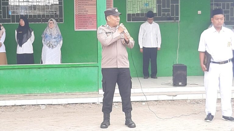 Police Goes to School Foto : Ist