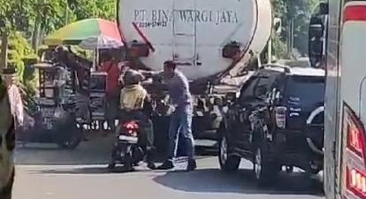 Polisi Selidiki Aksi Pengendara Mobil Pukul Pemotor di Serang Foto : Ist