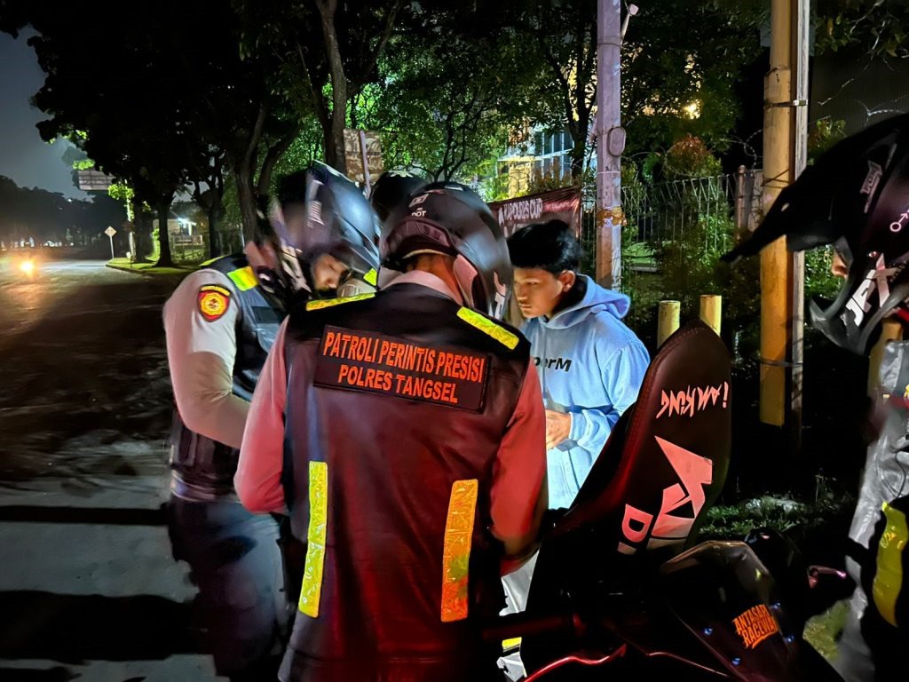 Polres Gencarkan Patroli Malam Tim Polres Tangsel menggelar patroli di wilayah hukum Polres Tangsel dalam rangka menjaga keamanan, dan ketertiban masyarakat.(dra)