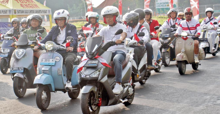 Polusi Makin Mengerikan Menteri Perhubungan Budi Karya Sumadi (tengah), dan General Manager PLN Unit Induk Distribusi Jakarta Raya Lasiran (kiri) mengendarai kendaraan listrik dalam rangka fun ride Kemerdekaan RI di Jakarta, Minggu (13/8). Foto : Ist