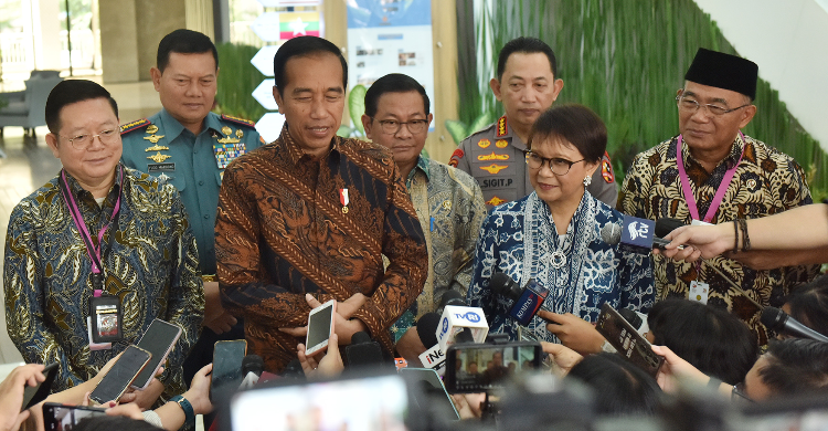Presiden Jokowi: Persiapan KTT Ke-43 ASEAN Sudah Mantap Presiden Jokowi memberikan konferensi pers seusai acara HUT ASEAN. Foto : Setpres