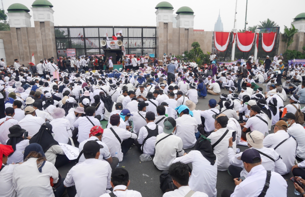 Puluhan Ribu Pegawai Honorer Kepung DPR RI Belasan ribu pegawai honorer dari berbagai daerah, melakukan aksi unjuk rasa di depan Gedung DPR RI, Jakarta, Senin (7/8/2023).(Istimewa)