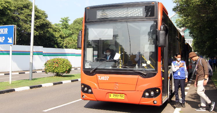 Ramah Di Kantong Karyawan Uji coba Trans Jakarta route Bandara Cengkareng. Foto : Ist