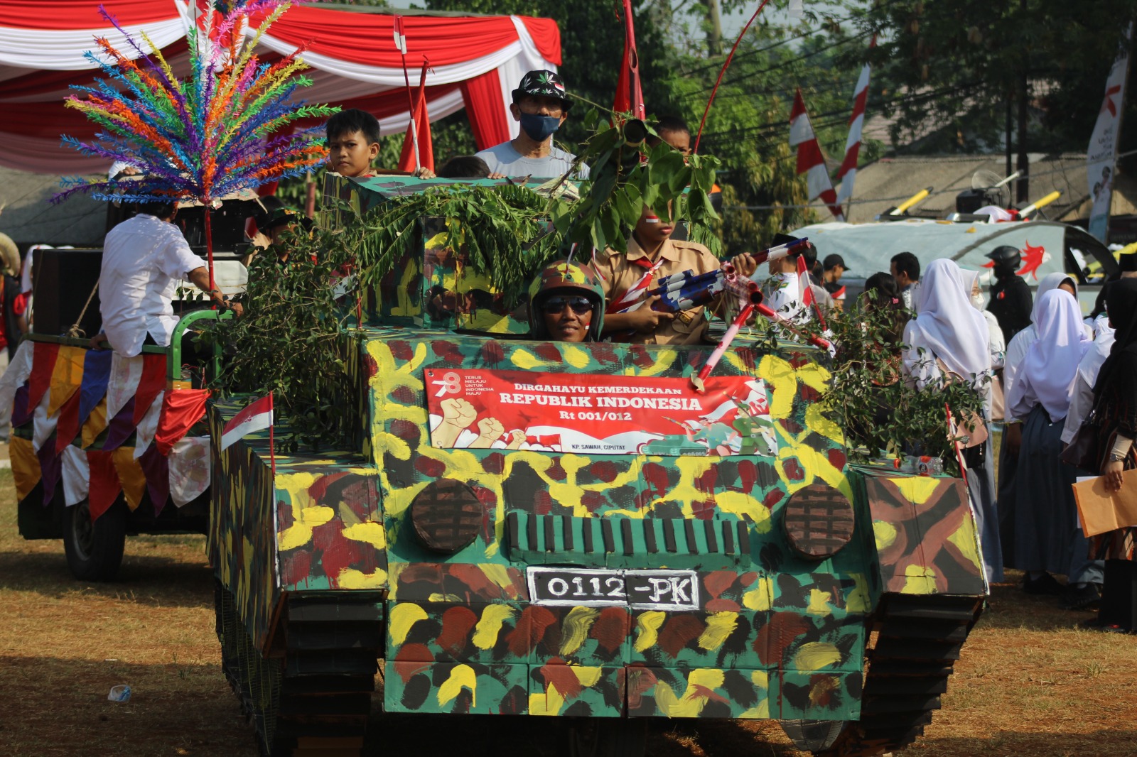 Semarak Kemerdekaan, Warga Ciputat Parade Kostum dan Kendaraan Hias. Foto : Mg/Ihklas