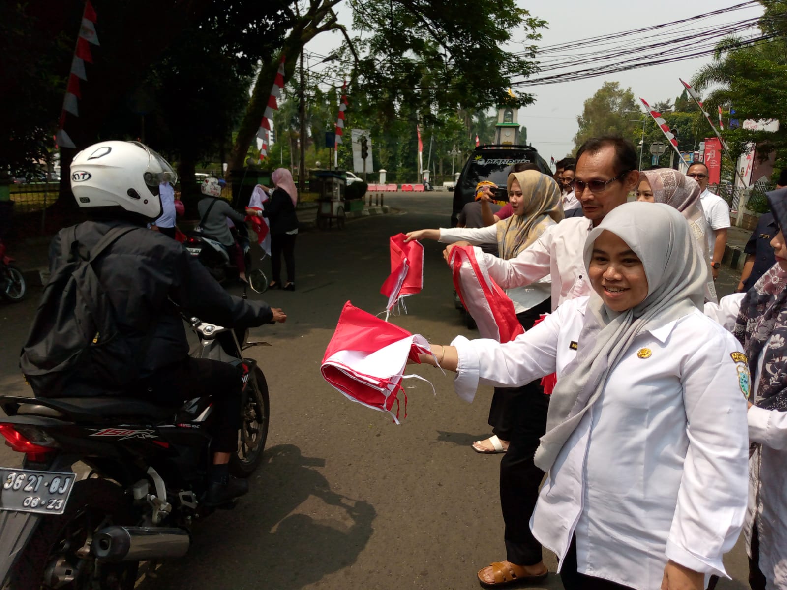 Setwan Pandeglang Bagikan Puluhan Bendera Merah Putih Sekretariat DPRD (Setwan) Kabupaten Pandeglang, membagikan puluhan bendera merah putih kepada pengguna jalan di Jalan Pendidikan, Pandeglang, Rabu (9/8/2023) siang.(Ari Supriadi/Tangsel Pos)