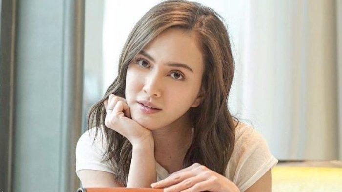 Shandy Aulia, Momong Anak Sambil Berbikini Foto : Ist
