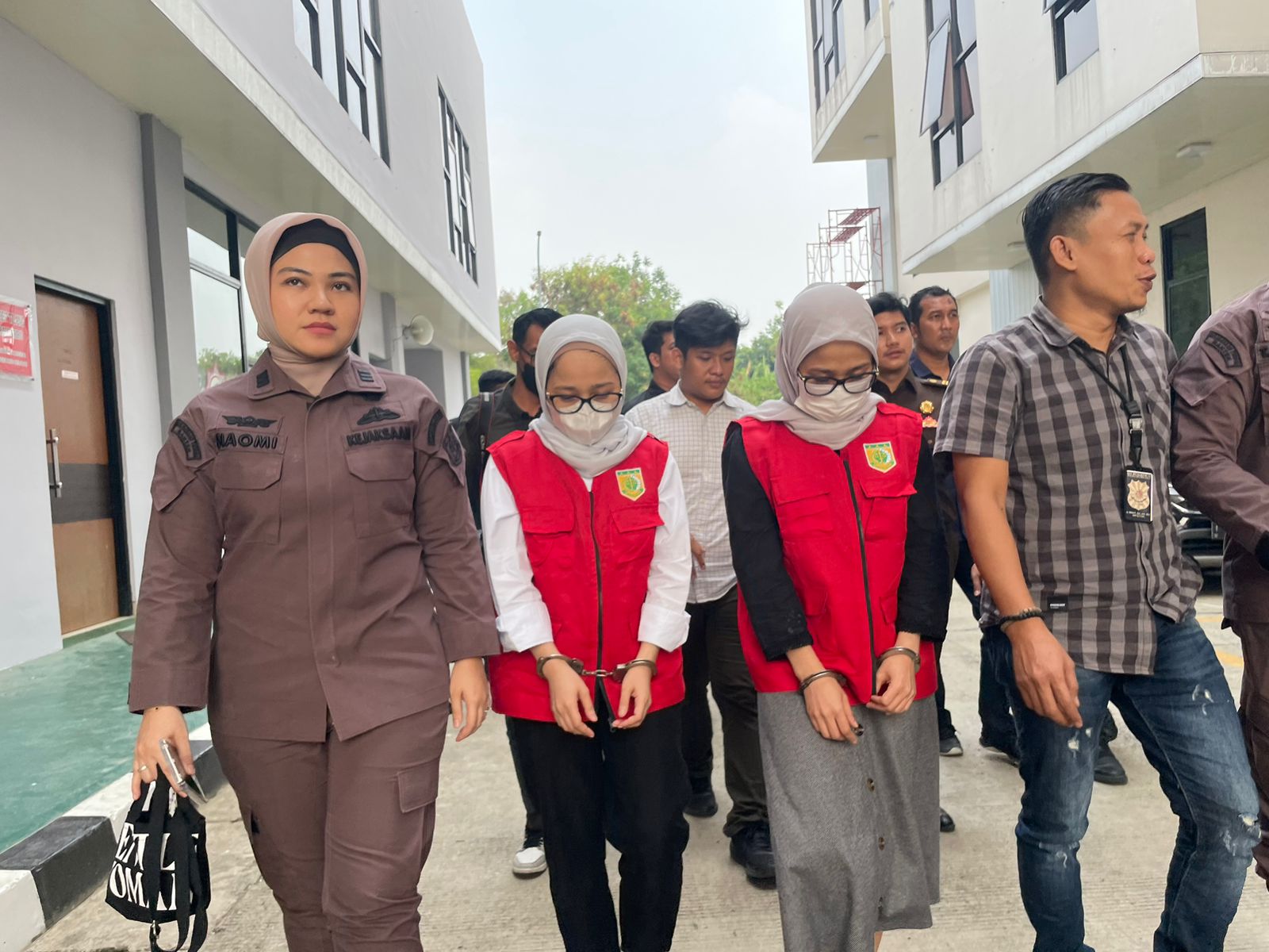 Si Kembar Kasus Penipuan iPhone Dijerat Pasal Berlapis Kejaksaan Negeri (Kejari) Kota Tangerang Selatan menerima pelimpahan berkas dari Polda Metro Jaya, terkait kasus penipuan Iphone yang sempat ramai.(dra)